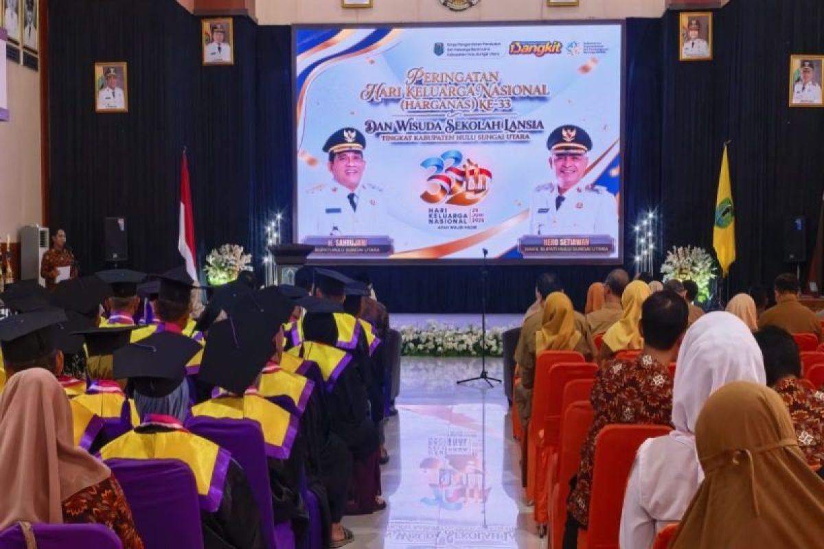 Sekolah Lansia di HSU Makin Berkembang, 80 Peserta Ikuti Prosesi Wisuda Tahun Ini