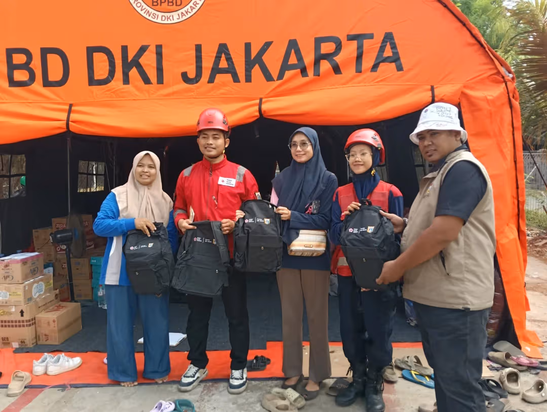 PMI Jakarta Timur Salurkan Perlengkapan Sekolah untuk Anak Korban Kebakaran Ujung Menteng