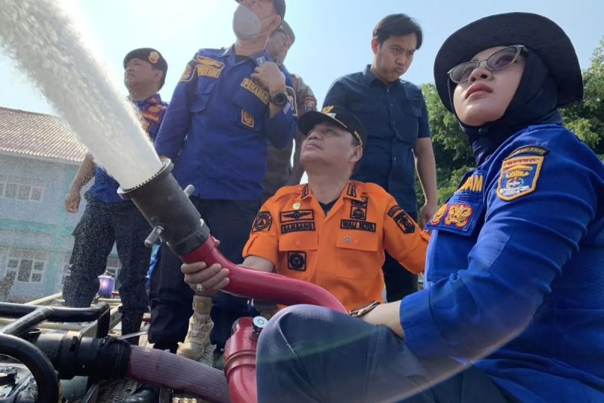 Pemkot Metro Bersihkan Abu Vulkanik di Sejumlah Sekolah dan Jalan, Bantuan Air Bersih Turut Disalurkan