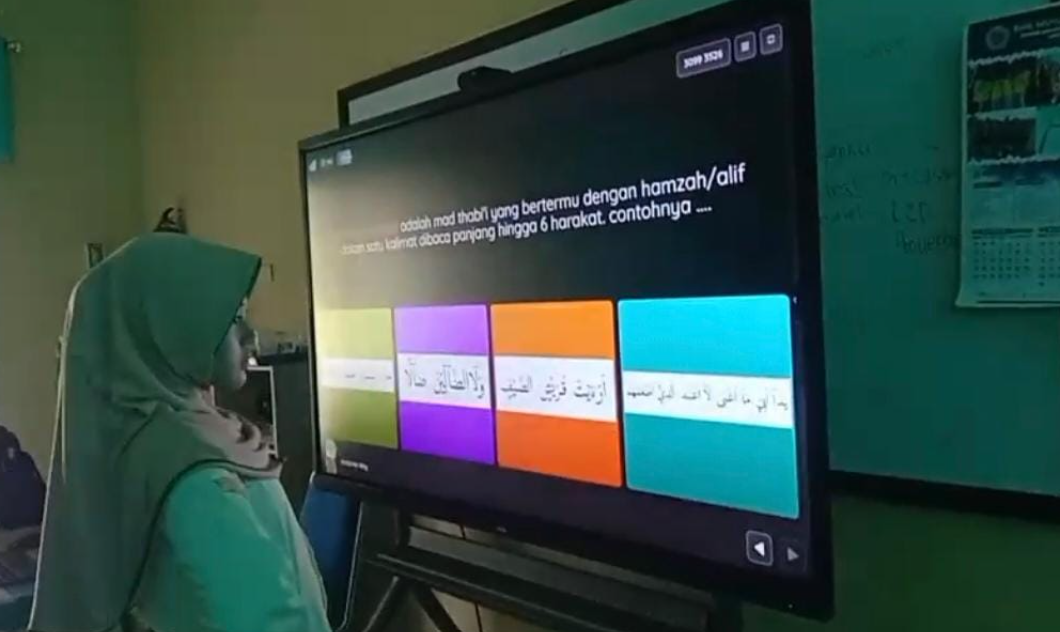 Papan Interaktif Digital Bikin Belajar Lebih Menarik, Murid SMPN 9 Metro Makin Antusias