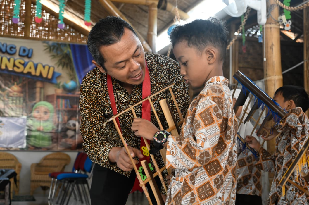 Belajar Angklung Sejak Dini, Siswa TK IT Mekar Insani Yogyakarta Dilatih Disiplin dan Kerja Sama