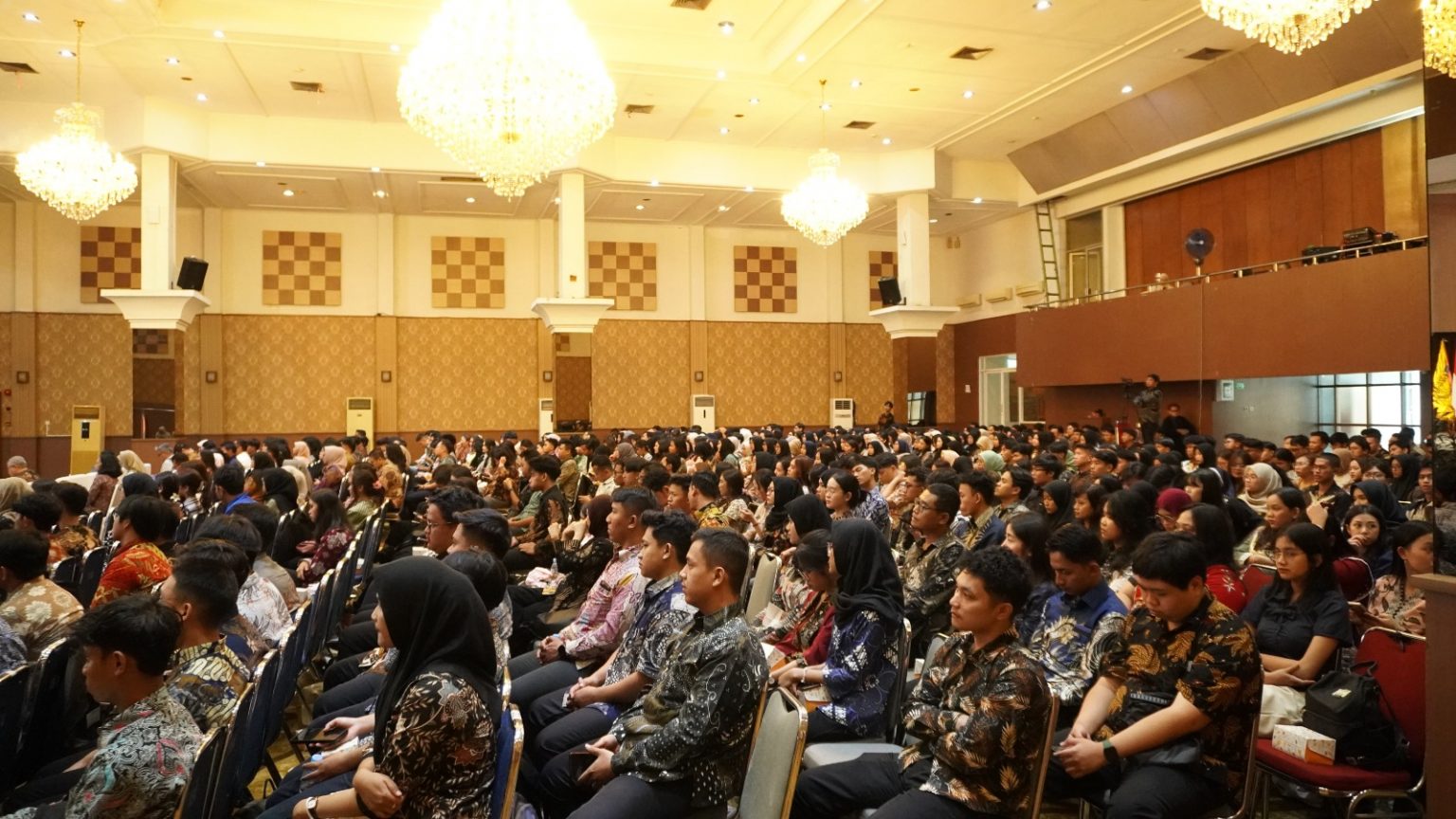 Universitas Esa Unggul Gelar Welcome Student Program Reguler II dengan Tema Unleashing AI Potential to Drive Transformative Action