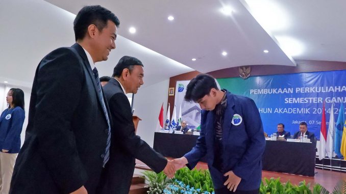 Rektor UNDIRA Kukuhkan 1.049 Mahasiswa Baru pada Pembukaan Perkuliahan Semester Ganjil TA 2024/2025